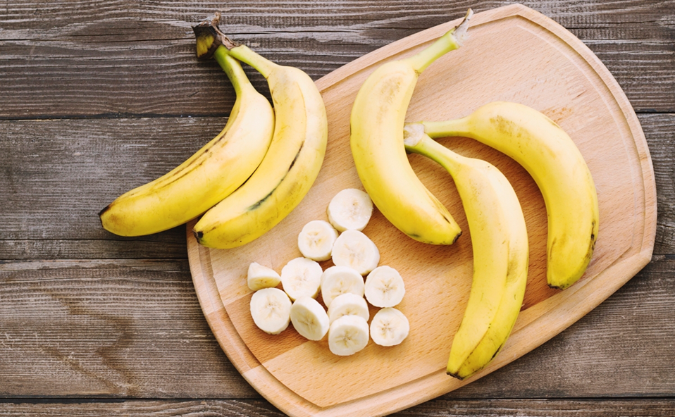 วันนี้เรามีเคล็ดลับการดูแลสุขภาพฉบับง่ายๆ จากการเลือกทานอาหารที่ให้ประโยชน์ต่อร่างกายสูงนั่นก็คือการรับประทานกล้วย การทานกล้วยวันละผล